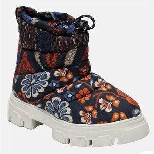 FARM Rio Lug Sole Puffer Bootie in Pineapple Flowers Size 10 NWOT